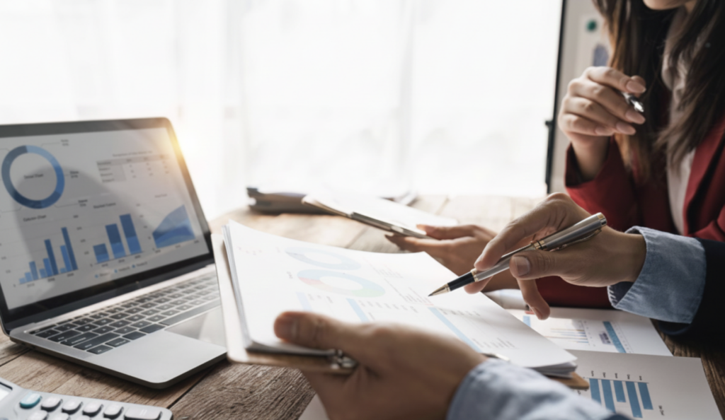 Personne en train de travailler sur un logiciel de gestion entreprise