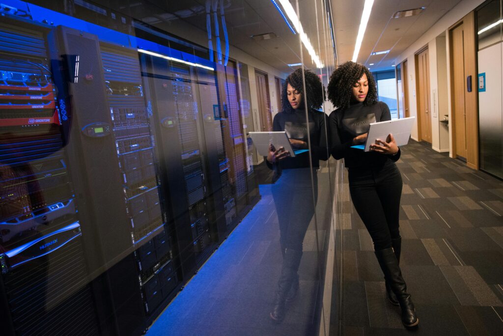 Femme travaillant dans un réseau informatique