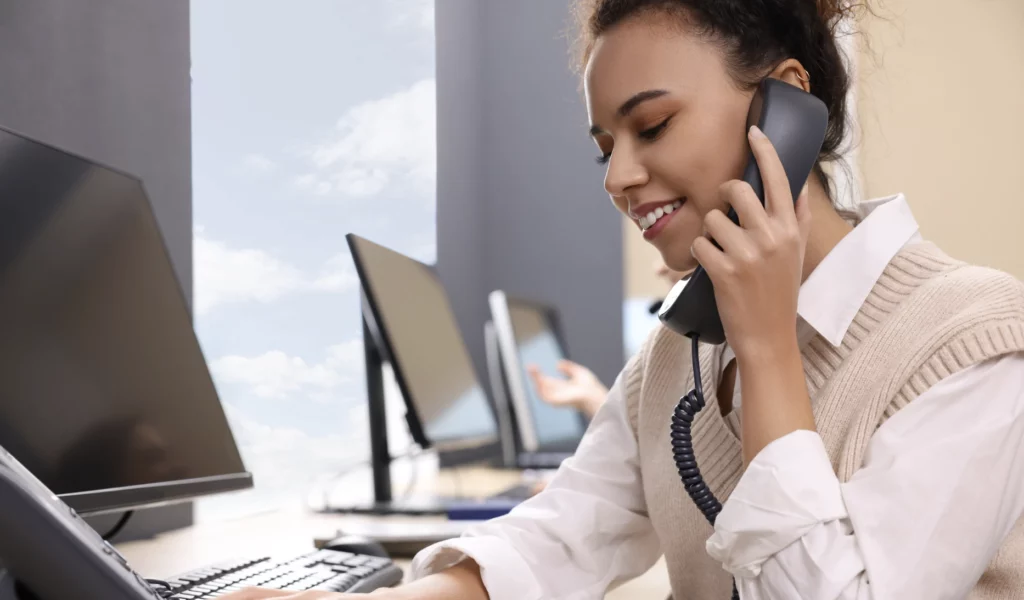 Femme entrain de prendre un appel téléphonique