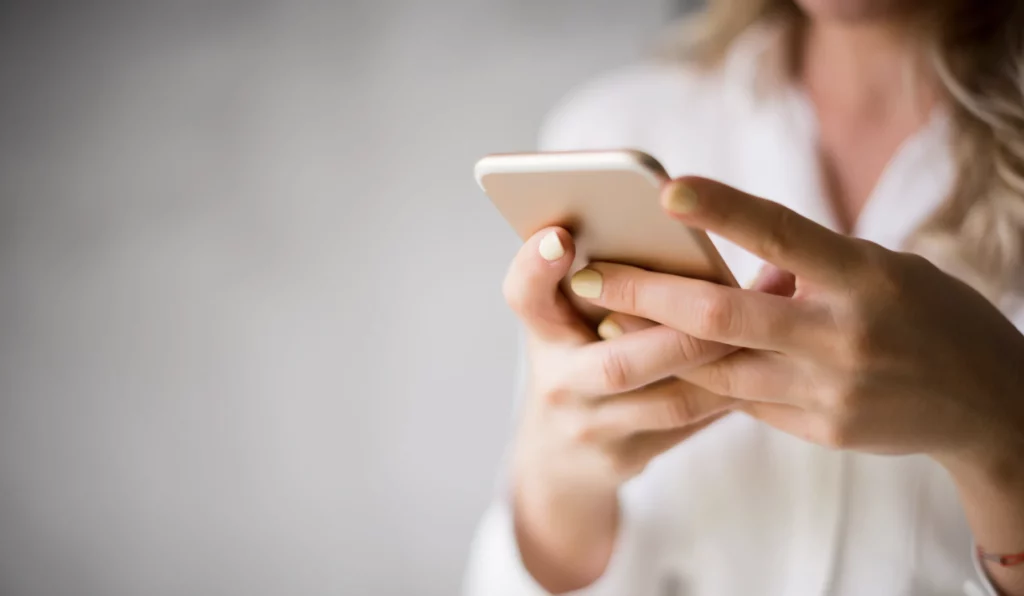 Femme avec un smartphone dans les mains